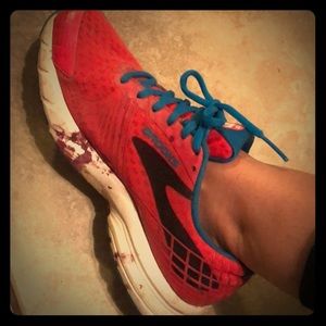 Brooks preowned hole in toe gym shoes